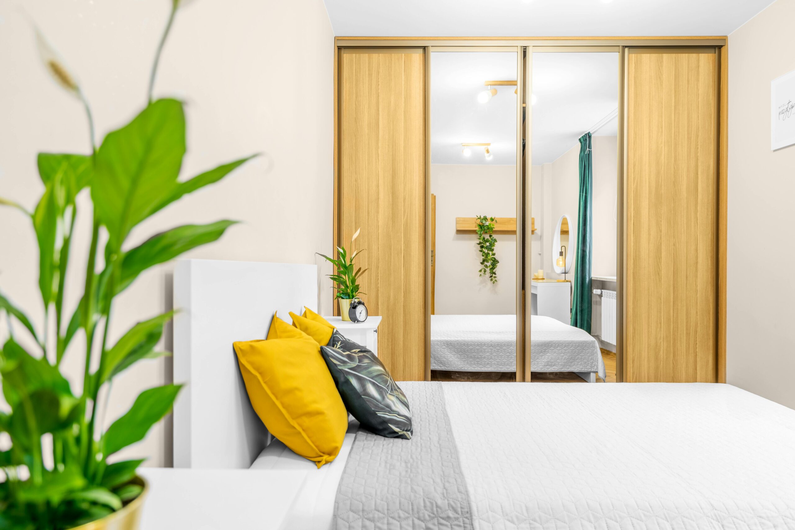 safa w sypialni z lustrem